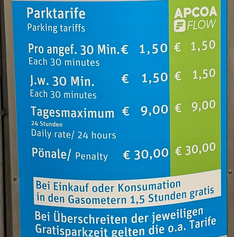 Tarifschild: 1,50 Euro je angefangene 30 Minuten, Tagesmaximum 9 Euro, bei Einkauf oder Konsumation 1,5 Stunden gratis