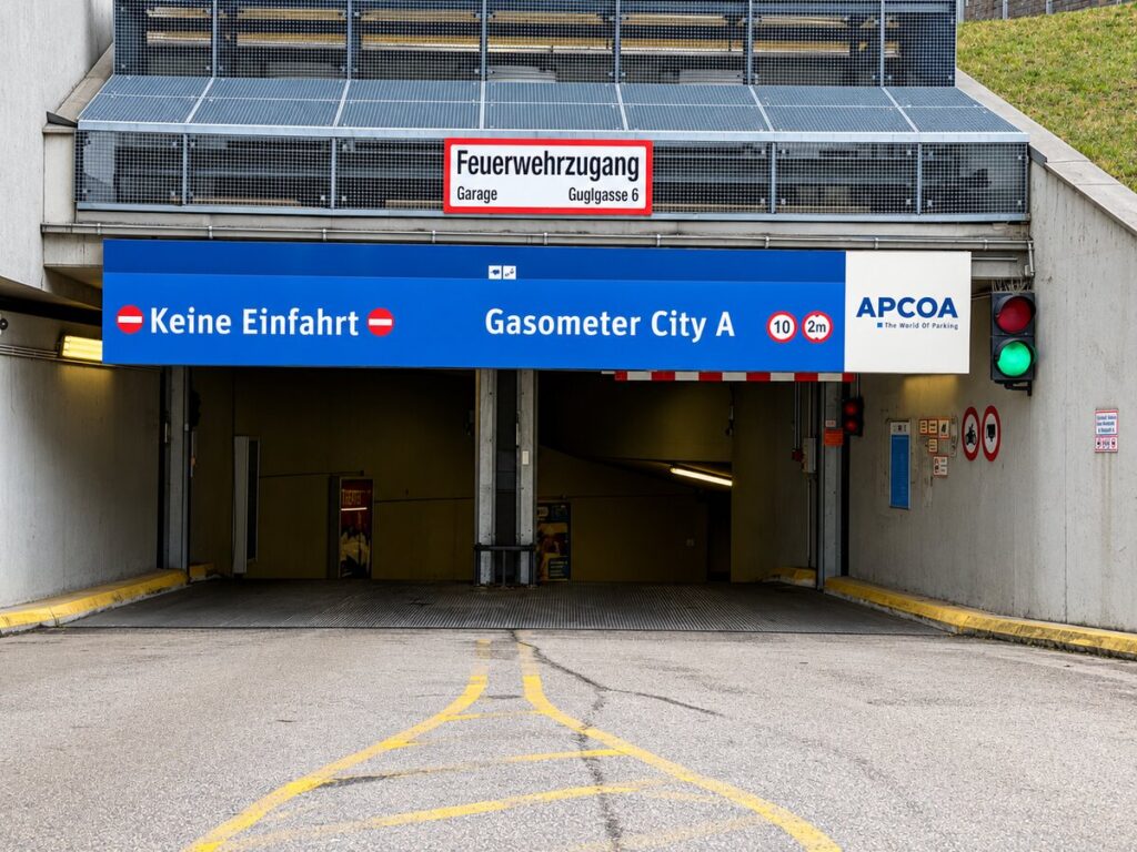 Einfahrt der Tiefgarage Gasometer City A in der Guglgasse 6