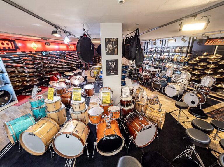 Schlagzeugabteilung bei Klangfarbe: Drumsets von Yamaha, Sonor und Ludwig vor einer Wand mit Becken