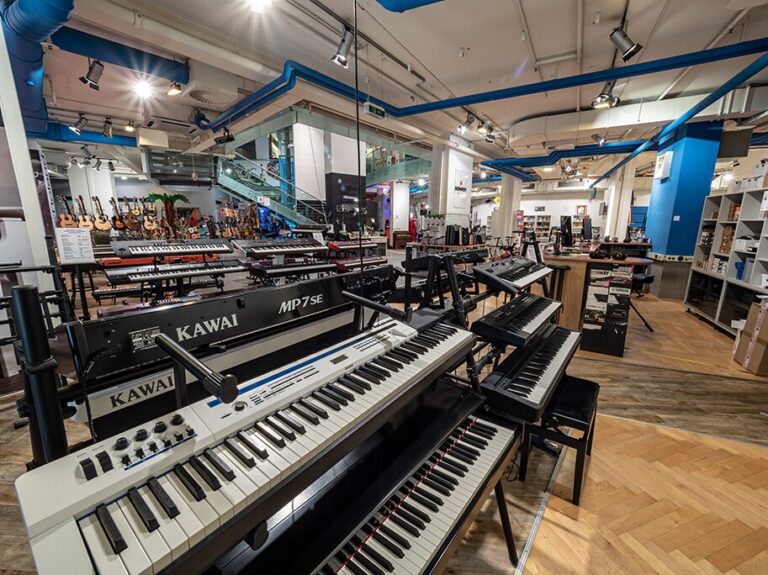 Tasteninstrumente bei Klangfarbe: Digitalpianos und Keyboards, unter anderem von Kawai